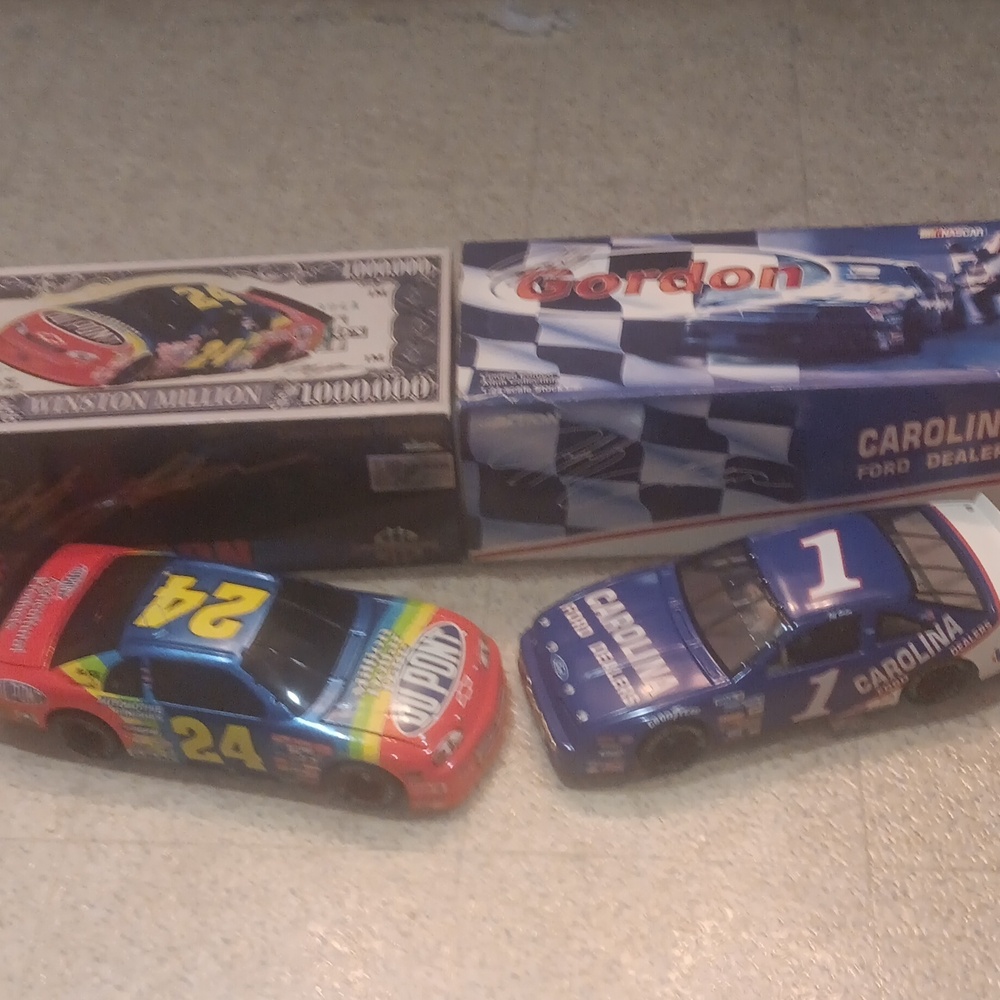 2 JEFF GORDON. 1:24 SCALE ACTION DIECAST CARS
